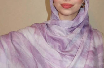 وشاح نسائي مطبوع بتدرجات رخامية وألوان مائية
